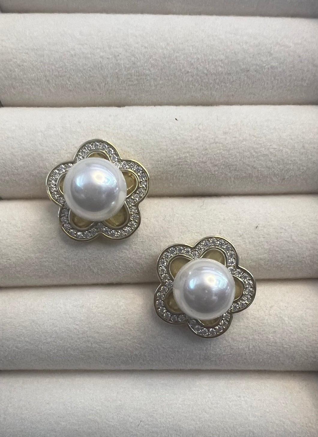 FLOWER PEARL STUD