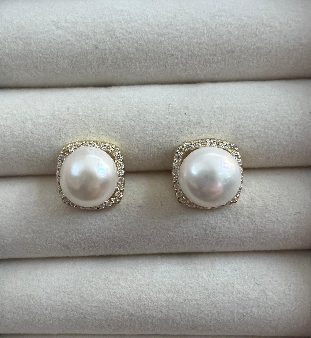 SQUARE PAVE PEARL STUD